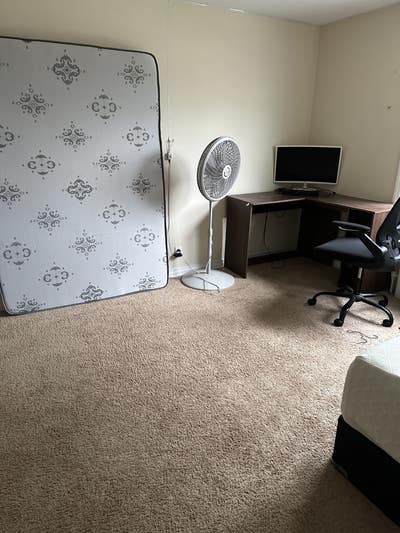 I'm looking for someone to share a room in 2 BHK  Main Photo