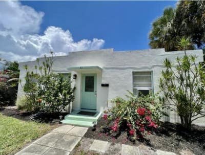 Share a beautiful house with friendly professional Main Photo