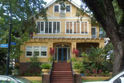 Charming 3rd Floor 1 Bedroom Apartment Main Photo