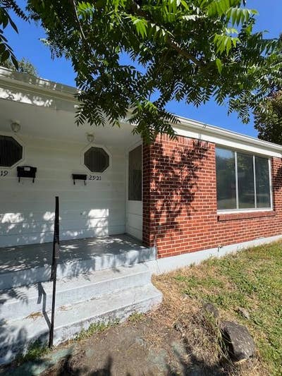 Quaint Roomy Vintage 1 Bedroom in Great Location Main Photo