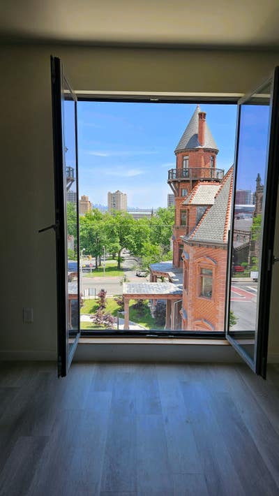 Roomie Wanted to Share Luxury Apartment Main Photo