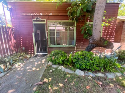 Charming 1 Bedroom Bungalow in Historic Ontario! Main Photo