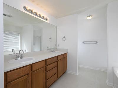 Beautiful Townhouses minutes from Six Flags! Main Photo