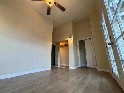 Large Room with private bathroom Main Photo