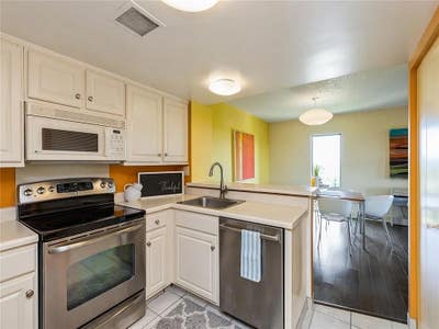 Executive condo, great area Main Photo