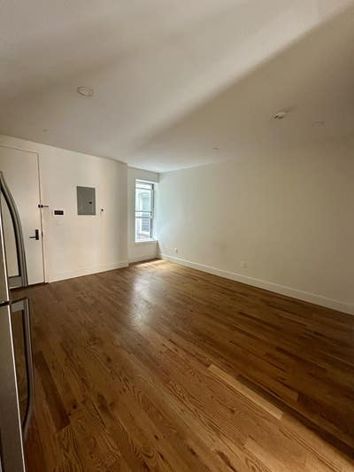 #559 Renovated 3 Bed/2 Bath with in-unit Laundry a Main Photo