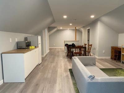 Small upstairs bedroom available in Smithtown Main Photo
