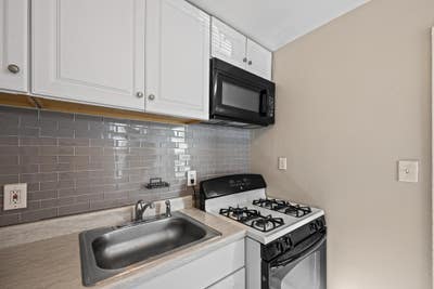 Forest Park Apartment with Living room. Comfy & mo Main Photo