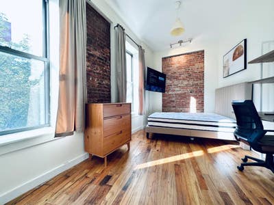 Bright room w/ high ceiling #392 Main Photo