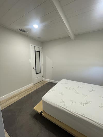 Small room w/ walk-in closet & private bathroom  Main Photo