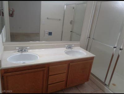 Master bed w private bath Main Photo