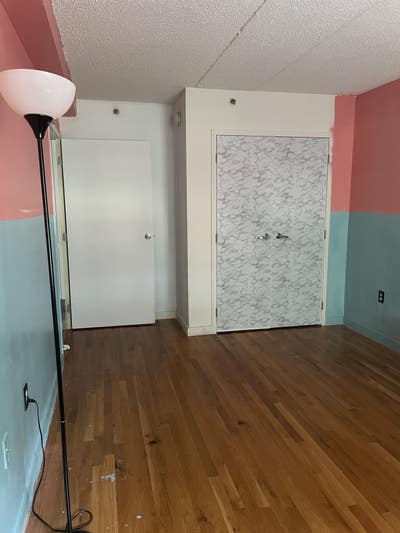 Small room Main Photo