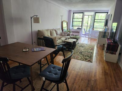 Beautiful balcony apt in Kensington Main Photo