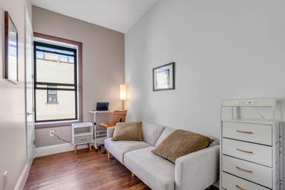 Cozy Furnished Room in Amenity-Filled Building Main Photo