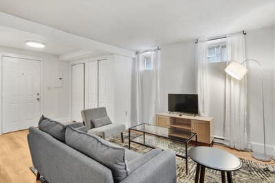 3 bed in Roxbury on a flexible lease Main Photo