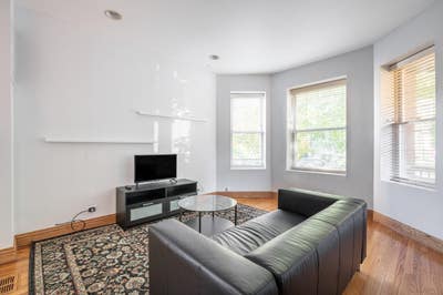 4 bed in Logan Square on a flexible lease Main Photo