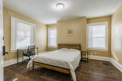Hyde Park! Newly renovated and spacious downtown K Main Photo