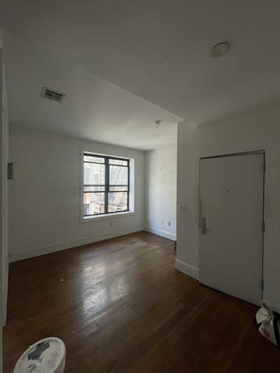 #563 3 bedrooms - 1 bath in Prime Ridgewood area Main Photo