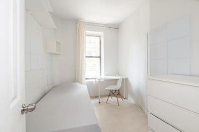 Sunny Room in MidTown East - Students Treasure Main Photo