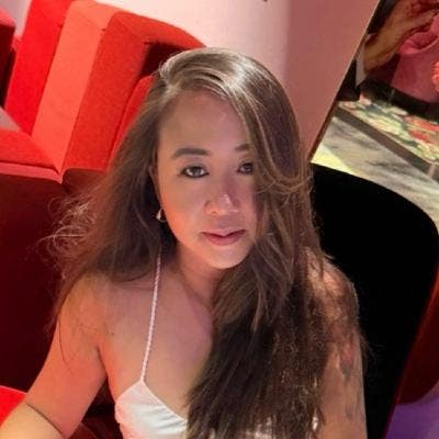 Responsible woman looking for a room in Corona Main Photo