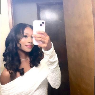 Professional Female seeks a small or large room Main Photo