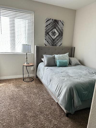 1 Queen Bedroom with shared Bathroom  Main Photo