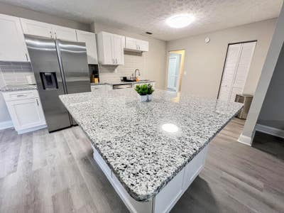 *SUPER HOST* *No move in fees!* Newlyrenovated & m Main Photo