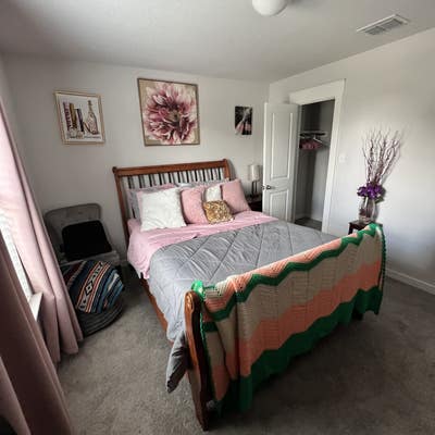 Queen Bedroom Semi Private Bath in SPACIOUS home Main Photo