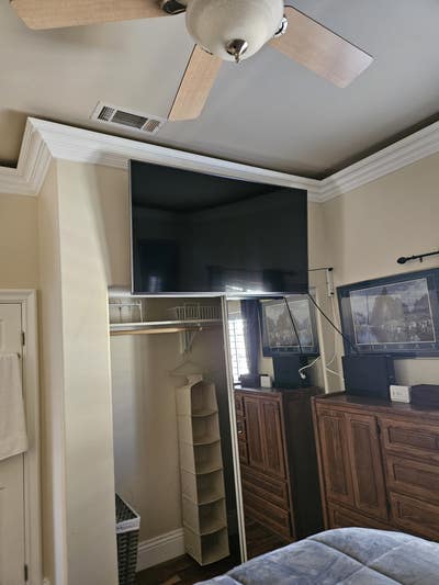 Room in secluded luxury home Main Photo