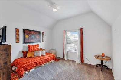 Room available in quiet home/neighborhood Main Photo