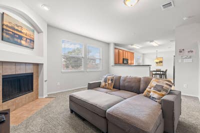Comfort ðŸ›ï¸, Community ðŸ¤ & Easy Access to all of  Main Photo