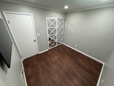 Quiet safe neighborhood room.  Main Photo