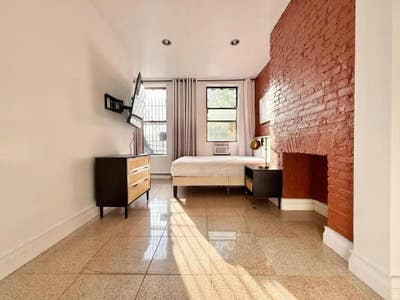 Bright Room in East HarlemÂ #809. Main Photo