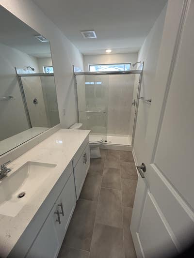 Clean room for rent Main Photo