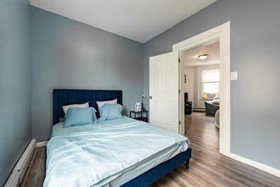 Large Furnished room Main Photo