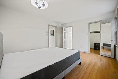Private room with ensuite; all female house Main Photo