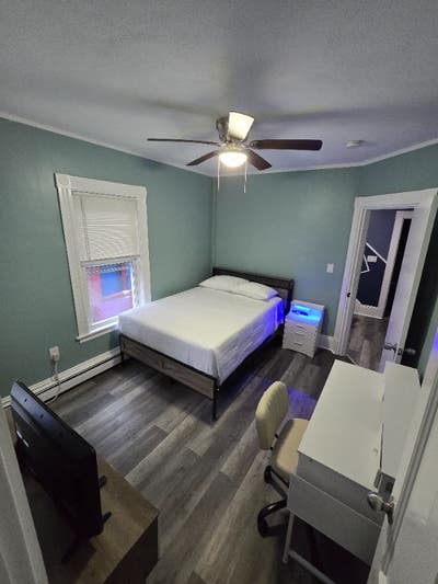 Blue Heaven Suits 2C_ 1 Bed  1 Shared Bath Room i Main Photo