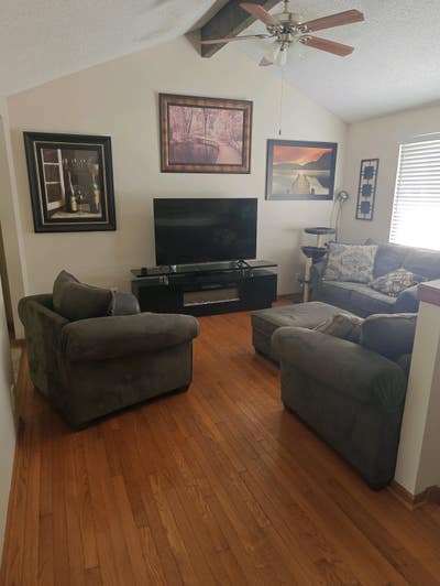 Looking for a roommate Main Photo