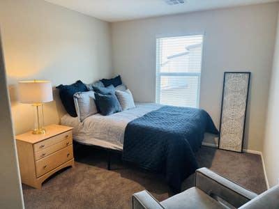 Modern, Quiet Townhouse Room  Main Photo