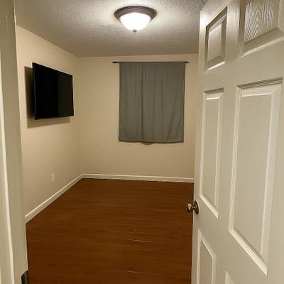 2 Rooms available! 5 bedroom house Main Photo