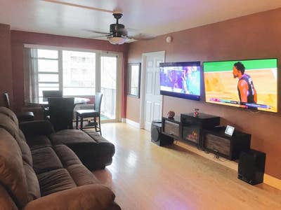 Large condo room fits a king big balcony parkn Main Photo