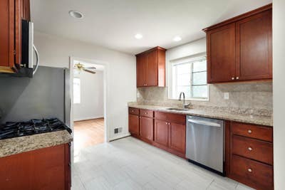 Room Available In Arlington w/ Free Parking Main Photo