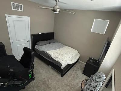 Looking for Roommate Main Photo