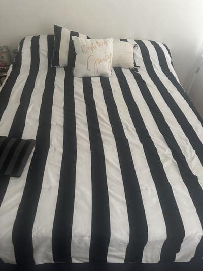 Decent size room, comes with tv, bed, closet Main Photo