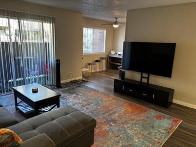 Room for rent in a 2 bedroom apartment  Main Photo