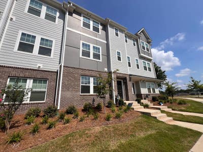 Generous pad in Charlotte Main Photo