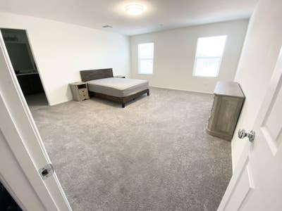 Master Bedroom Available  Main Photo