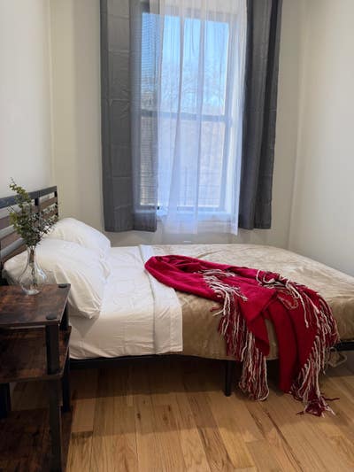 Bright Room in Modern Apartment with Park View Main Photo