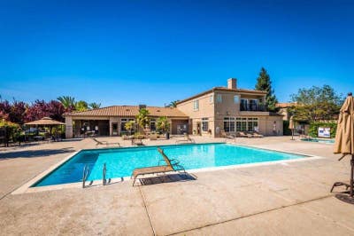 *Well maintained 1bd condo in the prime location!* Main Photo