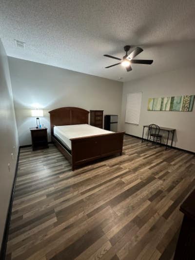 Huge Master Room with walk_in Close and private B Main Photo